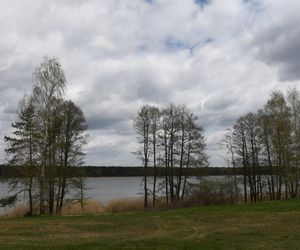To jezioro na Mazurach jest niemal nietknięte przez człowieka. Nie wolno tam nawet krzyczeć