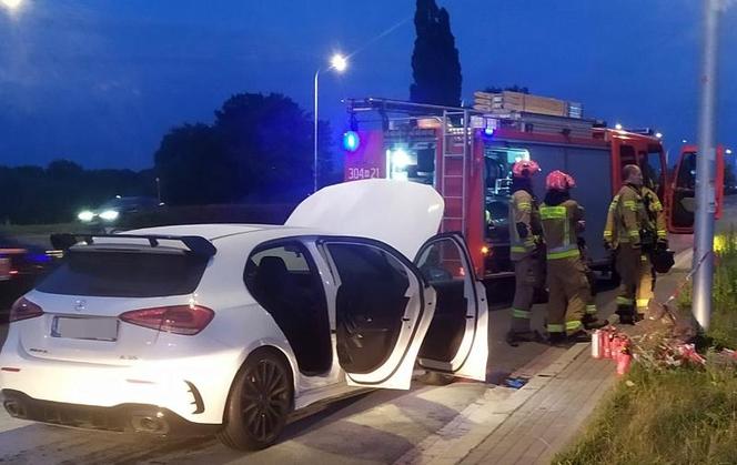 Pożar mercedesa za 250 tys. zł w Warszawie. W ruch poszło 20 gaśnic