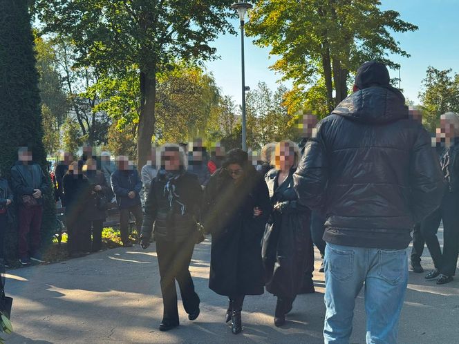 Zapłakana Edzia z nad grobem Dżejka. Kaźmierska nie weszła jej w drogę