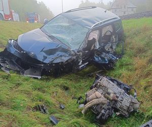 Trzy auta rozbite, jedna osoba w szpitalu! Droga krajowa zablokowana po wypadku