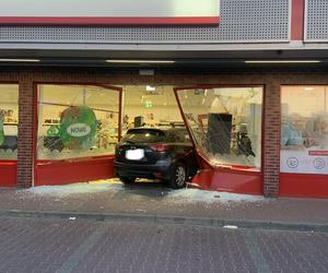 Bydgoszcz. Pomyliła pedały i wjechała w witrynę sklepową?! O krok od tragedii 