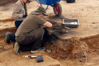 W Pniu pod Bydgsozczą znaleziono nietypowy grób niemowlęcia z XVII w. Ktoś włoźył tam ozdobę w kształcie kwiatka