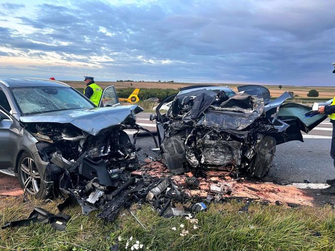 Wypadek na dk17 w woj. lubelskim. BMW czołowo zderzyło się z mercedesem