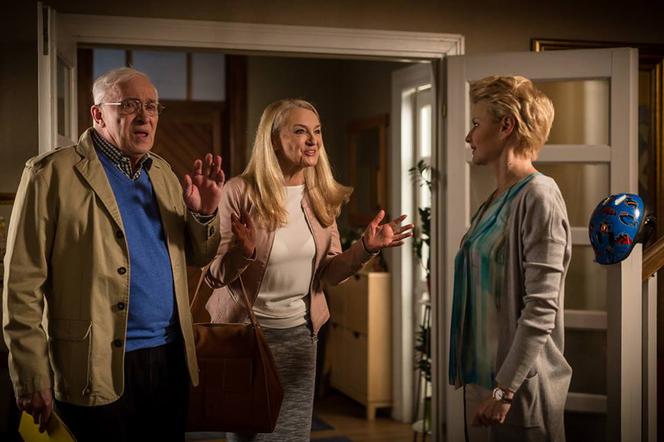 Rodzinka.pl 8 sezon. Janina (Halina Skoczyńska), Zenon (Michał Grudziński), Natalia Boska (Małgorzata Kożuchowska)
