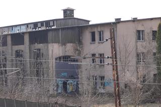 Opuszczony Mostostal. Kiedyś ogromna fabryka stali, dzisiaj niebezpieczna ruina [ZDJĘCIA]
