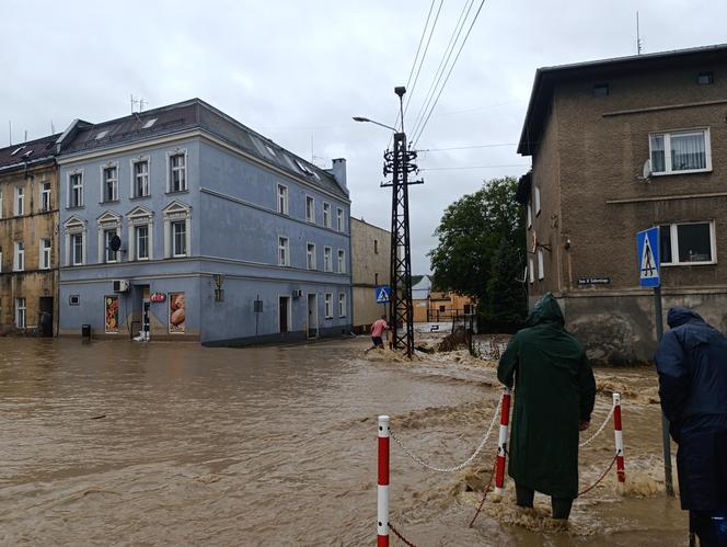 Zagrożenie powodziowe. Głuchołazy. Woda przelała się przez wały. Zalewa miasto