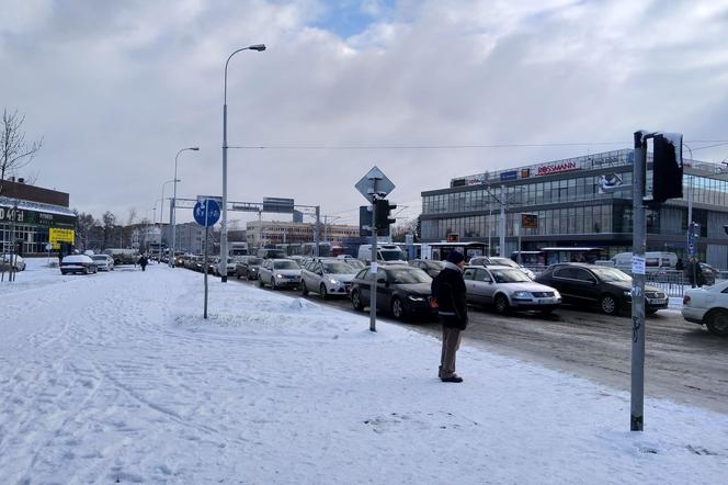 Korki, ślizgawki na jezdniach i zaśnieżone chodniki. Opady śniegu sparaliżowały Wrocław