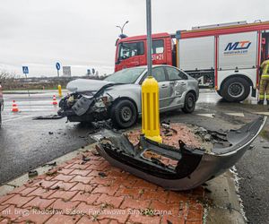 Ostrowiec Świętokrzyski. Dwa volvo roztrzaskane na skrzyżowaniu, są ranni