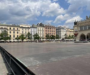 Kontrowersyjna budowa na Rynku Głównym w Krakowie. Mieszkańcy podzieleni