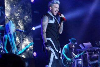 Adam Lambert w Warszawie dostał stringi fanki! Co z nimi zrobił? [VIDEO, FOTO]