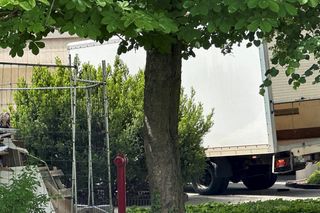 Auto wjechało w budynek sądu w Warszawie. Kierowca z impetem wyłamał szlaban i wjechał na zamknięty teren