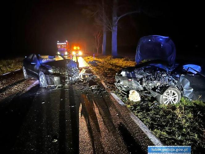 Czołowe zderzenie dwóch samochodów. Z pojazdów prawie nic nie zostało 