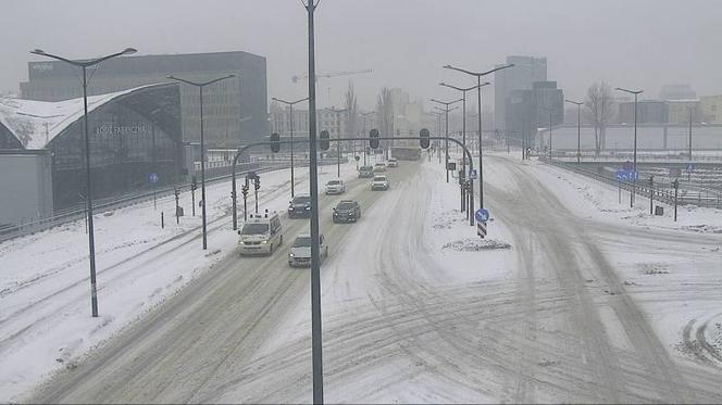 Zima nie odpuszcza. Trudne warunki na łódzkich drogach