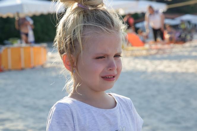 4-latka błąkała się po plaży. Przeszła pół kilometra, zanim ktoś zareagował na jej płacz 