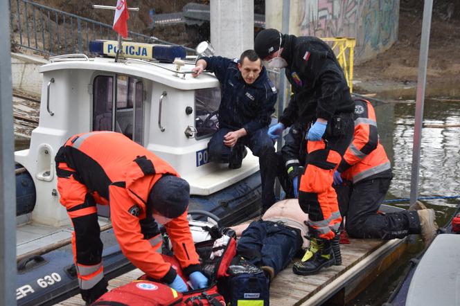  62-letni mężczyzna skoczył do Wisły. Wyłowiono go po 6 minutach i reanimowano! 