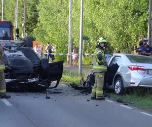 Potworna czołówka pod Legionowem. Roztrzaskane auto dachowało, są ranni