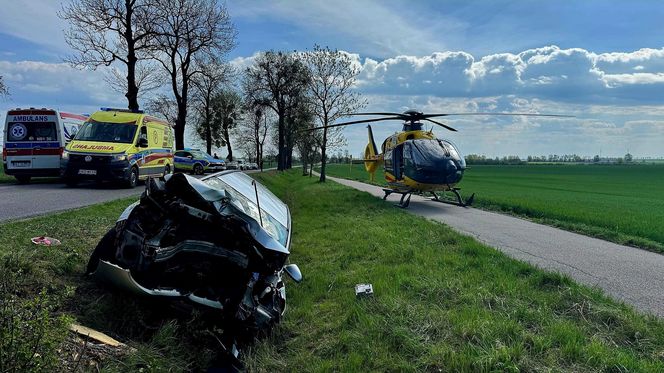 Huknęła oplem w drzewo. Wielu rannych, lądował śmigłowiec