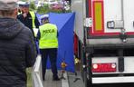 Ciężarówka zmiażdżyła pieszego na pasach w Warszawie. Fatalny wypadek, śmierć na miejscu
