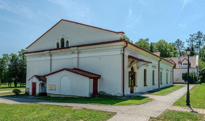 To jeden z najpiękniejszych dworów w Małopolsce. Należał do sławnego kompozytora