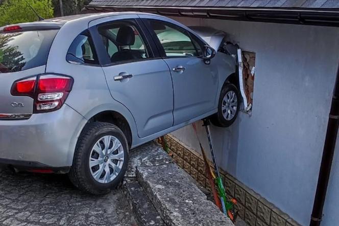 Co tu się wydarzyło? W Polanicy-Zdroju kierowca próbował wjechać do salonu. Zatrzymał się na ścianie