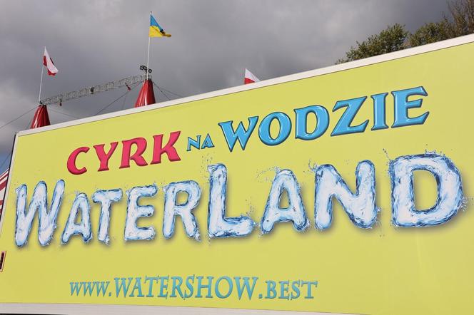 „Waterland”, czyli cyrk na wodzie w Lublinie. Na Błoniach pod Zamkiem rozłożono namiot cyrkowy