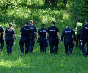 Ogromna akcja policji w lasach pod Gdynią. Setki funkcjonariuszy przeszukują tereny. O co chodzi?