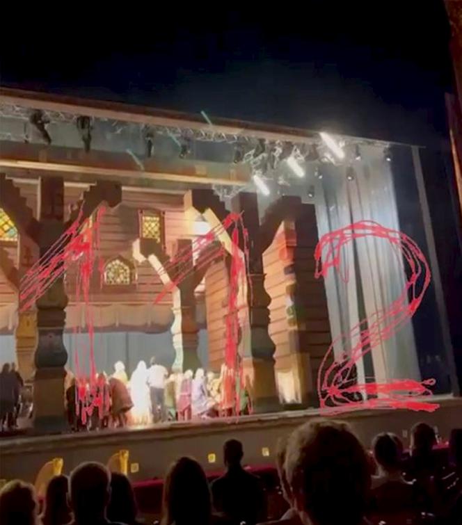 W czasie spektaklu w Teatrze Bolszoj dekoracja spadła na artystę