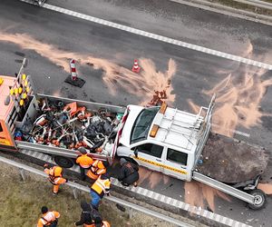 Wjechał Uberem prosto w drogowców. Są ranni