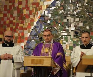Bp Robert Chrząszcz w czasie liturgii stacyjnej: Prawdziwa wolność pochodzi od Boga
