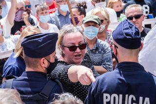 Wiec Dudy we Wrocławiu: Interwencja policji. Organizatorzy ukarani! Wybory 2020