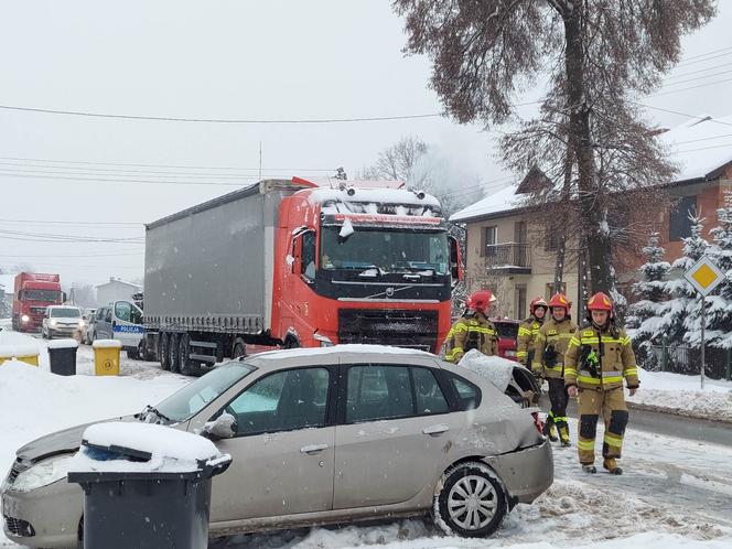 UWAGA! Wypadek w Wąchocku na DK42. Tir wjechał w osobowe Renault