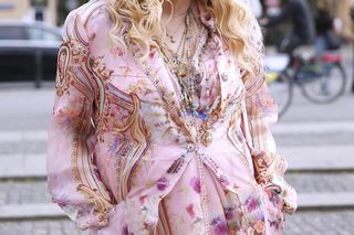 Różowiutka Magda Gessler wdzięczy się jak mała dziewczynka. I włoski jakby jaśniejsze...