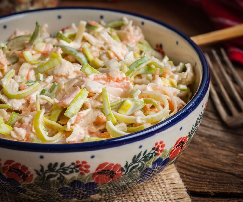 Surówka z pora, marchewki i jabłka  z ogórkiem kiszonym