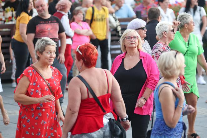 Potańcówka przed teatrem w Katowicach