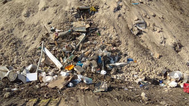 śmieci na terenie wyrobiska w Olszewicach