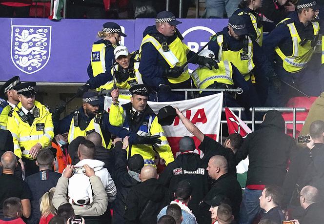 Wielka awantura z udziałem polskich kibiców. Do akcji wkroczyła policja z pałkami, została przegoniona