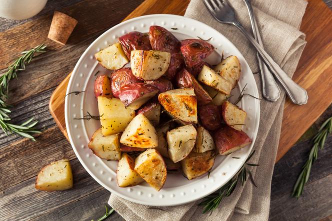 Czerwone ziemniaki opiekane z oliwą i ziołami