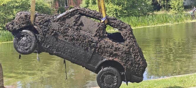 Auta wyłowione z wody przez policję