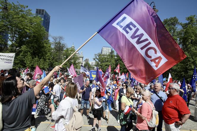 Święto Pracy w Warszawie. Przemaszerowali pod hasłem  "Chcemy Europy Socjalnej!"