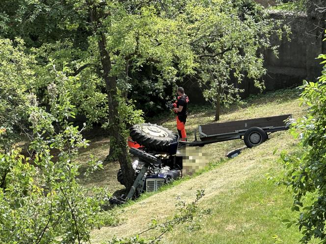 Zginął pod traktorem w centrum Warszawy. Pojazd spadł ze skarpy i przygniótł mężczyznę