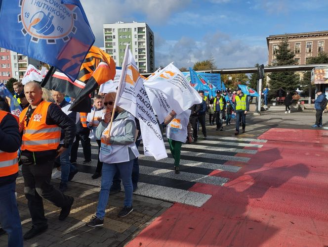 Hutnicy i koksownicy wyszli na ulice w Dąbrowie Górniczej. Apel do rządu o ratunek dla branży i tysięcy miejsc pracy