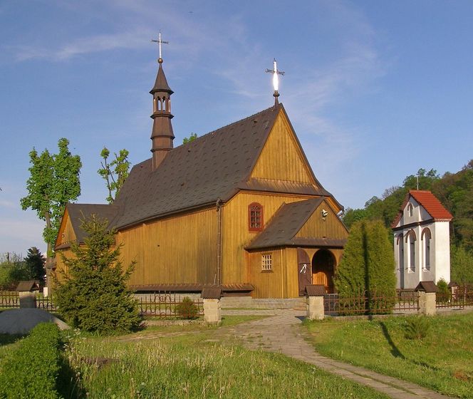 To malownicza małopolska wieś. Słynie z dzwonów poświęconych papieżowi i Maryi