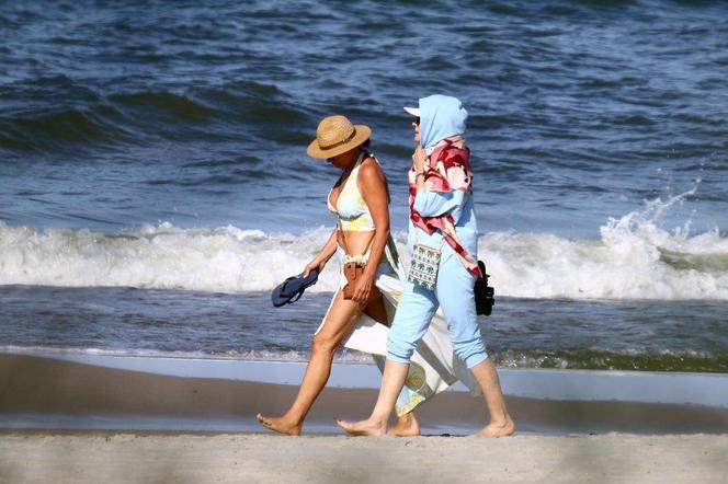 Grażyna Szapołowska i Dorota Goldpoint na plaży 