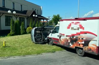 Zablokowana DK 12 w Kąkolewie koło Leszna. Po kolizji z udziałem dwóch samochodów