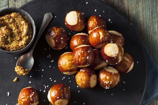 Chrupiące z zewnątrz, miękkie w środku. Preclowe kąski, które uzależniają