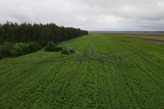Połamane słupy w miejscowości Lutrowskie
