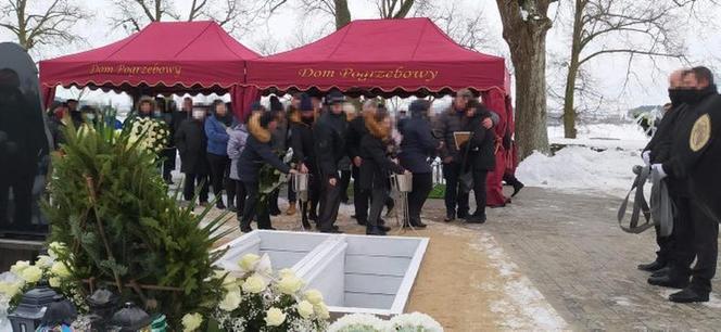 Julcię i Szymka pochowano w białych trumienkach