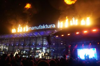 WOŚP 2025. Światełko do Nieba w Manufakturze. Mimo deszczu pod sceną zebrały się tłumy