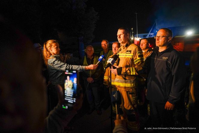  Kawle. Pożar zakładu przetwórstwa drobiowego. 120 strażaków walczy z żywiołem w czwartek, 14 sierpnia. Jeden z nich zaginął [ZDJĘCIA]