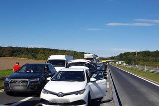 Poważny wypadek na A4 Katowice - Kraków. Przewróciła się ciężarówka